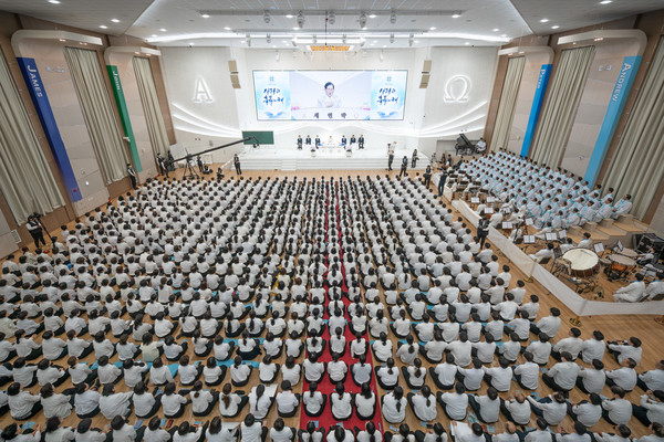 신천지울산교회에서 정오예배가 열린 가운데 울산교회 성도들이 이만희 총회장의 강연을 경청하고 있다