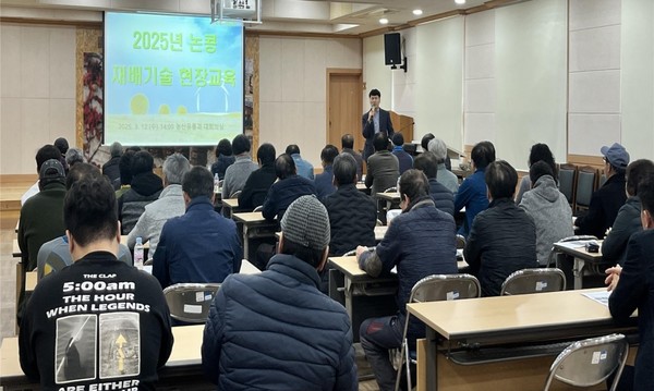 지난 12일 열린 논콩 재배기술 현장교육 모습.