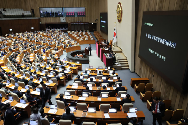 13일 국회 본회의에서 더불어민주당 박희승 의원이 상법 일부개정법률안에 대한 제안설명을 하고 있다. 상법 개정안은 이사가 충실해야 하는 대상을 기존의 '회사'에서 '회사 및 주주'로 넓히고, 상장 회사의 전자 주주총회 도입을 의무화하는 조항 등을 담고 있다. [연합뉴스]