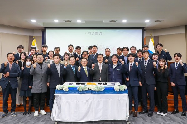 지난 21일 공항철도 본사에서 진행된 창립 24주년 기념식 행사 사진(앞에서 첫 번째줄,오른쪽에서 여섯 번째 박대수 사장)